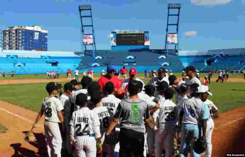 Jugadores de las Grandes Ligas impartieron clases prácticas a niños cubanos que participaron en el torneo provincial en la categoría sub-12 en los municipios de Marianao, 10 de octubre, La Habana del Este, Playa, Cerro y Boyeros.
