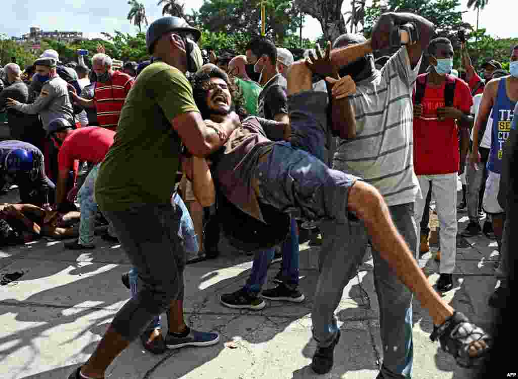 Un hombre es arrestado durante una manifestaci&#243;n contra el gobierno del presidente cubano Miguel D&#237;az-Canel en La Habana, el 11 de julio de 2021.