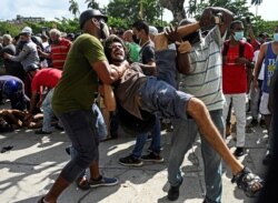 Leonardo Romero Negrín es arrestado durante una manifestación contra el gobierno del presidente cubano Miguel Díaz-Canel en La Habana, el 11 de julio de 2021.