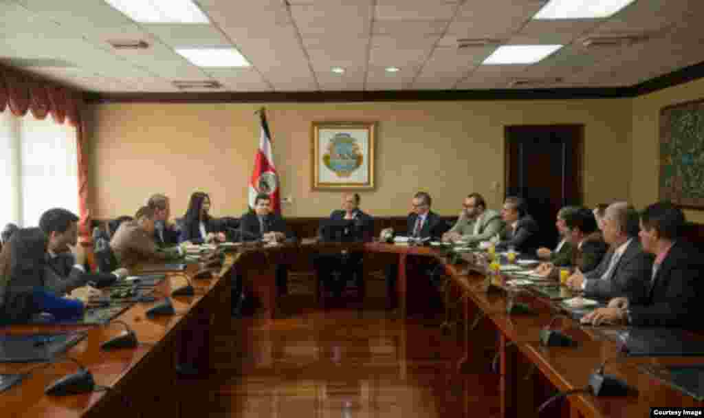 El presidente Luis Guillermo Solís, el canciller Manuel A. González y otros funcionaros se reúnen con los jefes de fracción de la Asamblea Legislativa.
