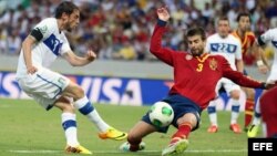 El jugador italiano Claudio Marchisio (i) patea el balón ante la marca del español Gerard Piqué (d) hoy, jueves 27 de junio de 2013, durante un partido entre España e Italia por la semifinal de la Copa Confederaciones. 