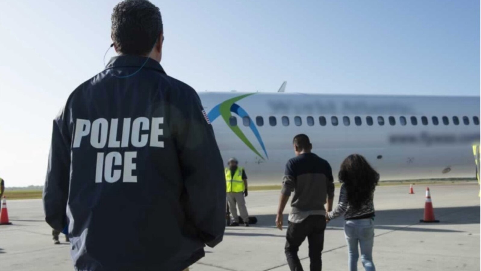 ARCHIVO. Inmigrantes regresan a su país de origen en una de las Operaciones Aéreas de ICE. 