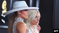 Jennifer Lopez y Lady Gaga en la 61 Ceremonia de los Grammy, en febrero de 2019, en Los Angeles. VALERIE MACON / AFP