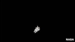 El astronauta Bruce McCandless hizo historia al operar un traje espacial autónomo en 1984.