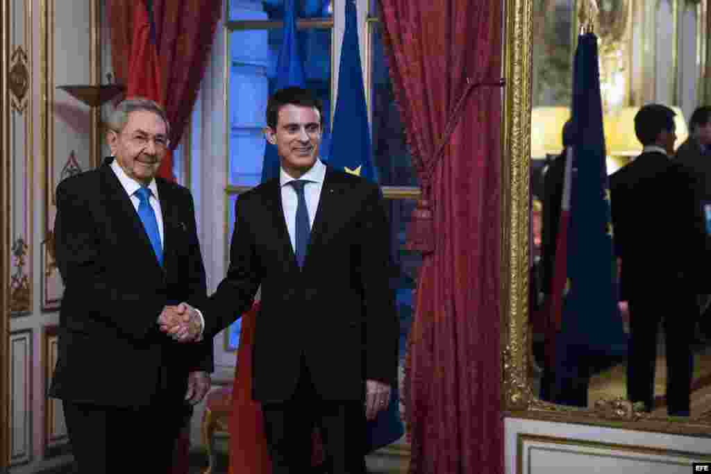 El primer ministro francés, Manuel Valls, estrecha la mano a Raúl Castro (d-i), a su llegada al Palacio de Matignon para su reunión en París.