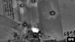 Captura de video facilitada por el Ministerio de Defensa ruso que muestra el bombardeo aéreo ruso en Siria.
