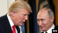 Vladimir Putin y Donald J. Trump conversan en la Cumbre de la APEC en Vietnam (Imagen de archivo)