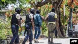 La policía está al acecho de otros presuntos asesinos del presidente haitiano Jovenel Moise frente a la Embajada de Taiwán en Puerto Príncipe, Haití.
