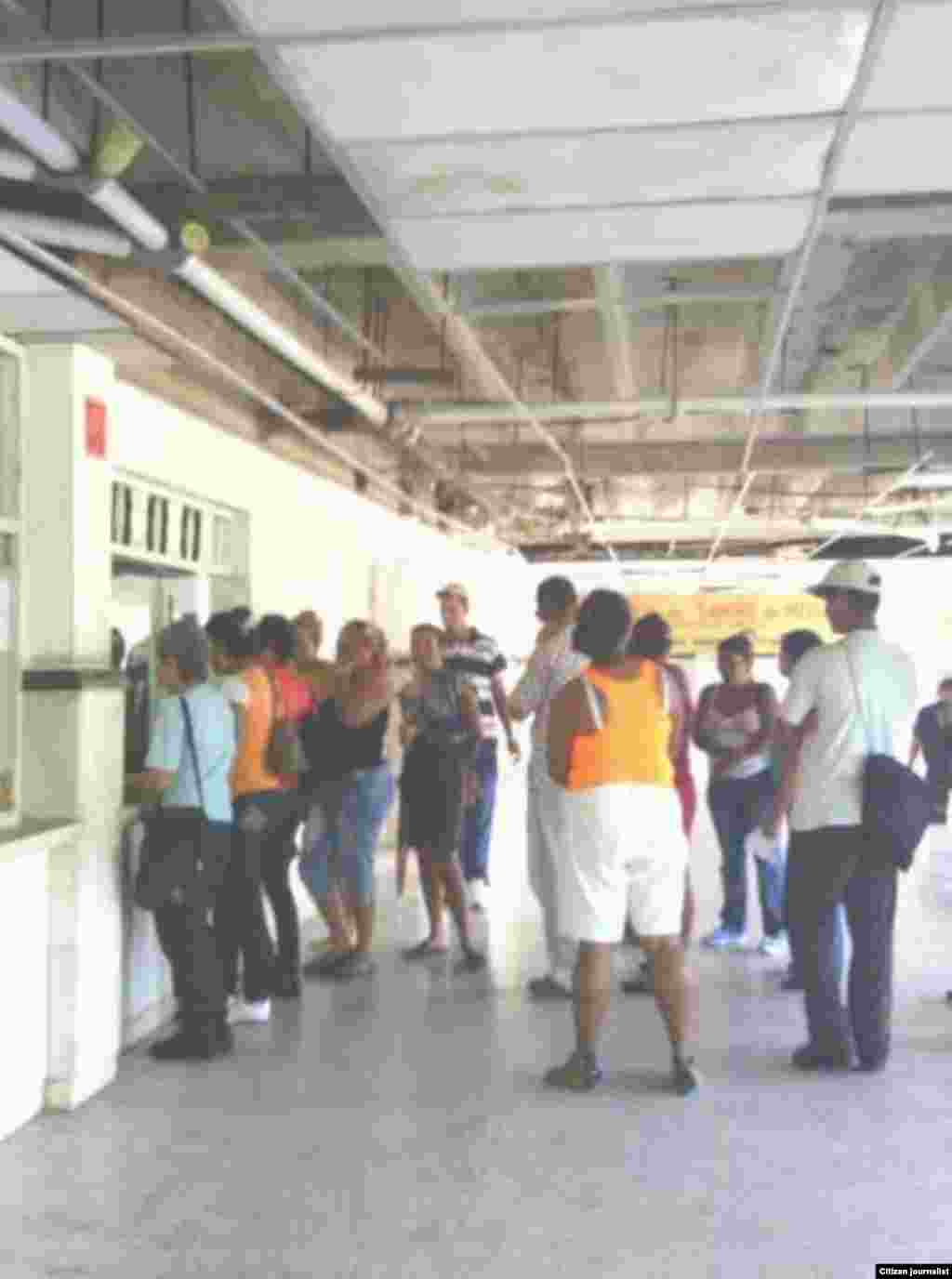 Reporta Cuba en el Hospital Celia Sánchez Campechuela las personas deben esperar mucho tiempo para que los atiendan en el buró de información. 