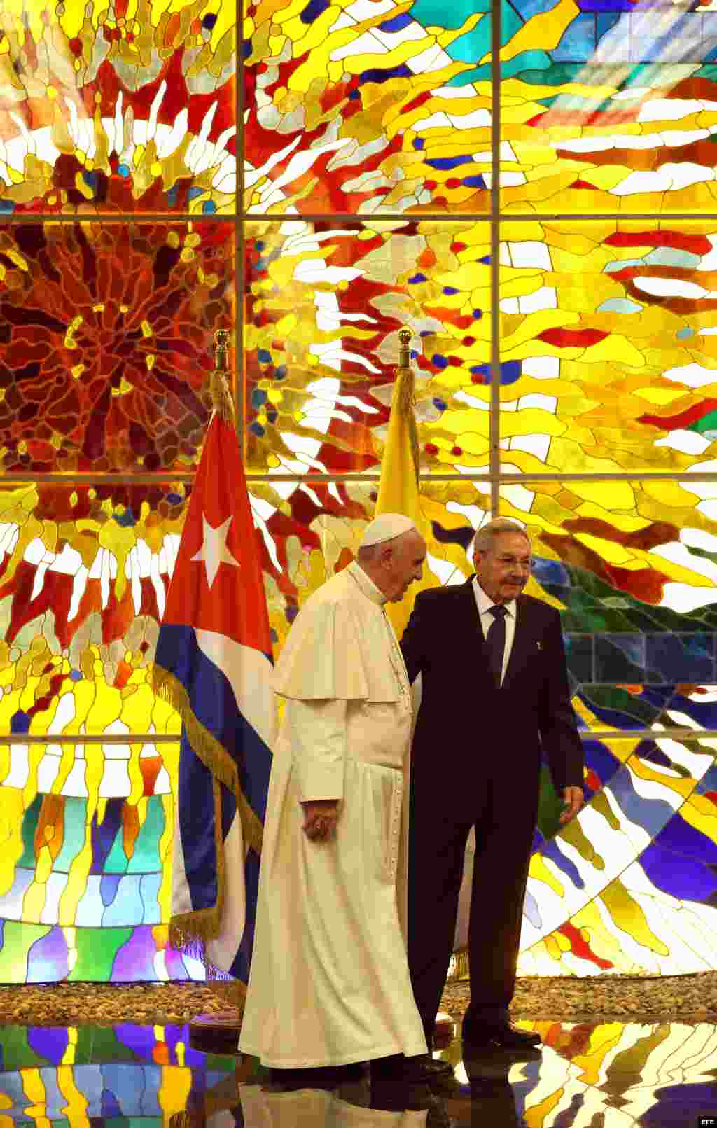El papa Francisco es acompañado por Raúl Castro.