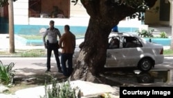 Operativo policial en las afueras de la casa de un opositor. (Foto CubaNet)