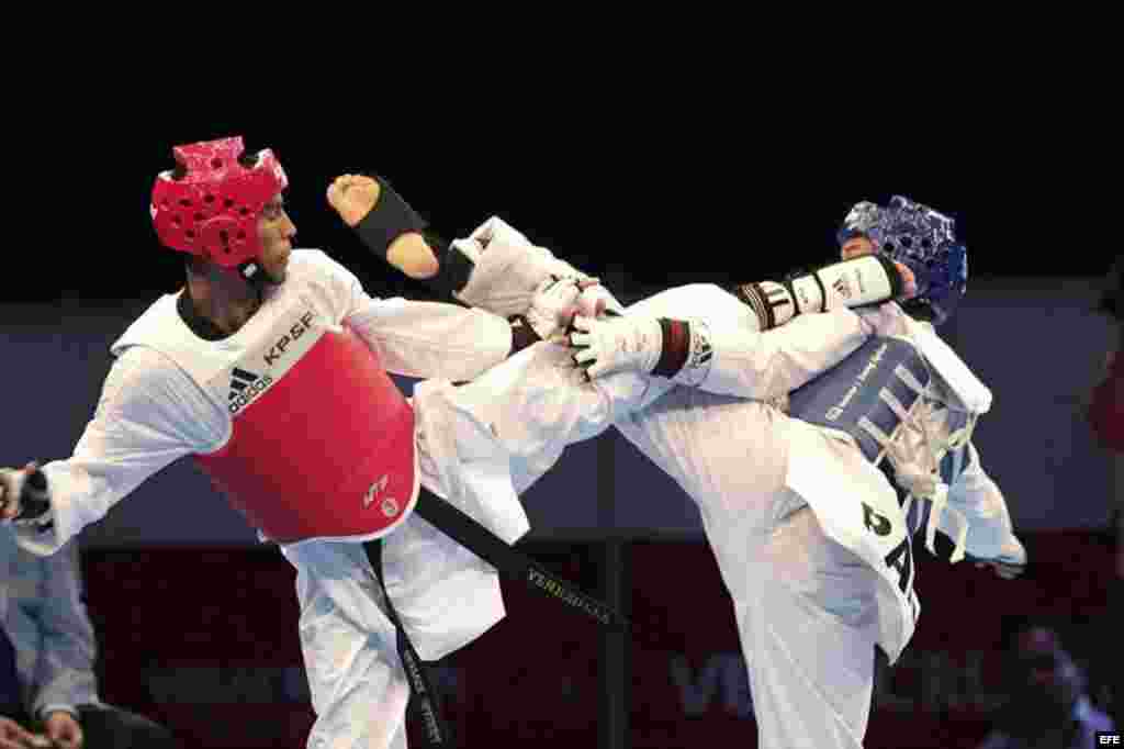 El cubano Clever Olaizola (rojo) combatió con el panameño Carlos Guerrero (azul) el sábado 15 de noviembre de 2014, en la categoría de 54 kg. de Taekwondo, en el marco de los XXII Juegos Centroamericanos y del Caribe Veracruz 2014.