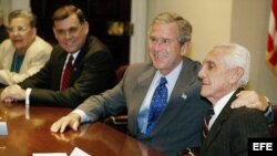 Mario Chanes de Armas junto al entonces presidente de EEUU George W. Bush, en mayo del 2003. (Archivo)