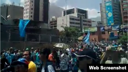 Manifestantes opositres emboscados en Avenida Fajardo, Caracas