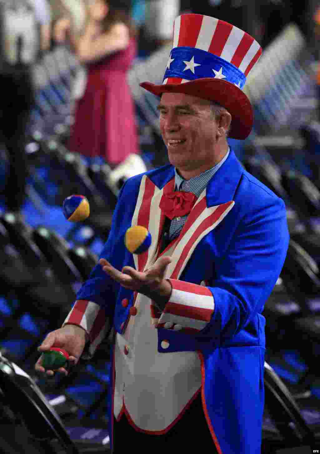 Un hombre vestido con los colores de la bandera estadounidense asiste a la primera jornada de la Convención Nacional Demócrata 2016 hoy, 25 de julio de 2016, en el Wells Fargo Center de Filadelfia, Pensilvania. EFE/TANNEN MAURY