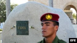 Un militar custodia la tumba de Fidel Castro en el cementerio Santa Ifigenia, en Santiago de Cuba.