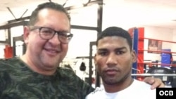 El periodista Edemio Navas (i) junto al boxeador cubano Yuriorkis Gamboa.