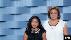 Karla Ortiz (i), ciudadana estadounidense y su madre, Francisca Ortiz (d) quien es indocumentada, hablan durante la primera jornada de la Convención Nacional Demócrata 2016 hoy, 25 de julio de 2016, en el Wells Fargo Center de Filadelfia, Pensilvania. EFE