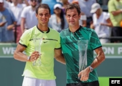 (i-e) Nadal y Federer tras el partido ganado por el suizo en el Miami Open 2017.
