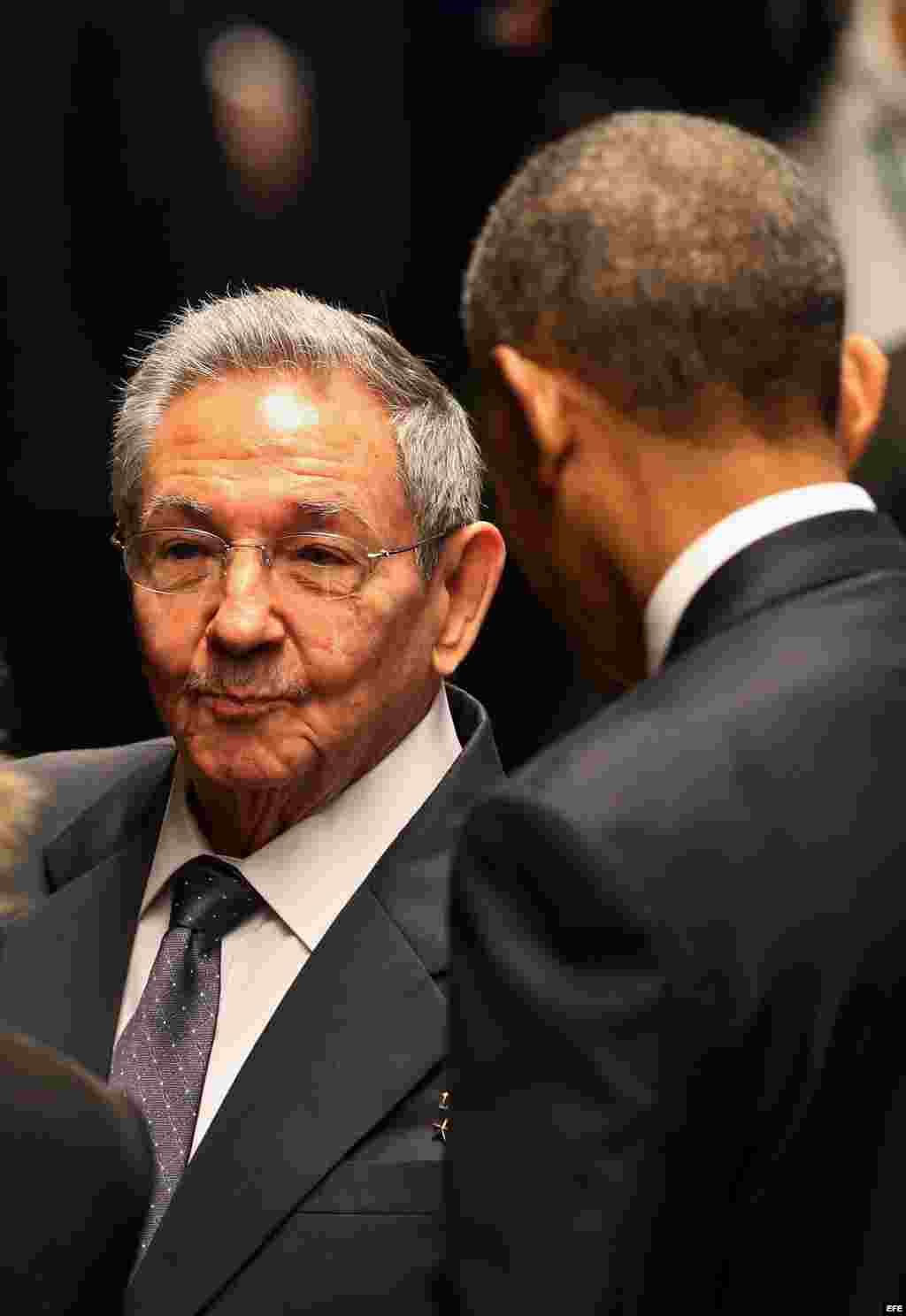 Raúl Castro (c) recibe al presidente de Estados Unidos Barack Obama (d) hoy, lunes 21 de marzo de 2016, en la ceremonia oficial de recibimiento en el Palacio de la Revolución en La Habana (Cuba).