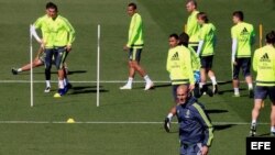 El técnico del Real Madrid, Zinedine Zidane, durante el entrenamiento del equipo en la Ciudad Deportiva.