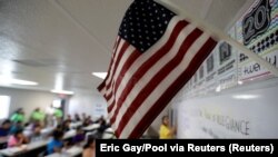 Una maestra imparte clases en el centro de detención de menores de Carrizo Springs, Texas, el 9 de julio de 2019. Eric Gay/Pool via Reuters.