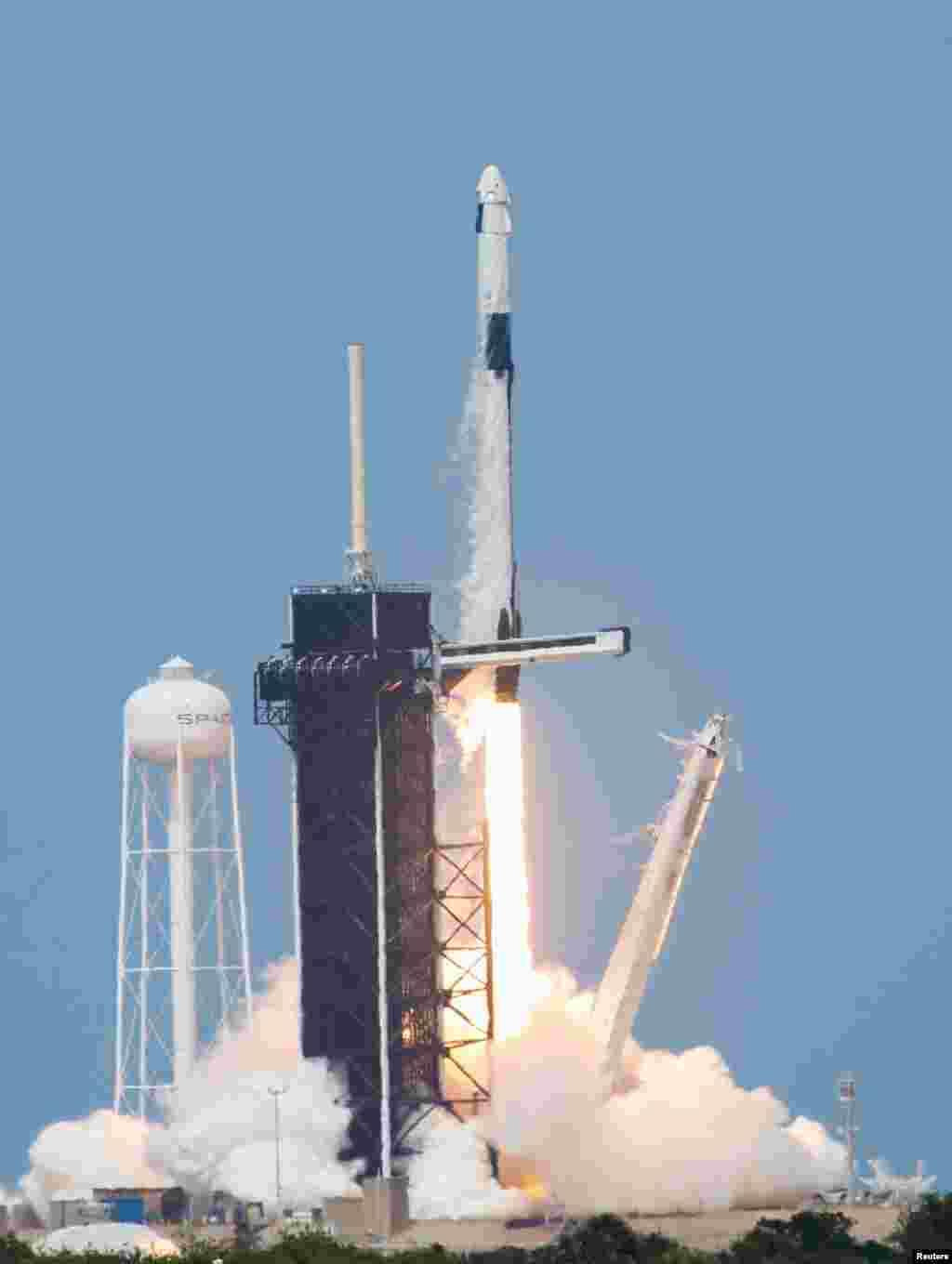 El cohete Falcon 9, con la c&#225;psula SpaceX Crew Dragon, despega de la plataforma de lanzamientos en el Centro Espacial John F. Kennedy, en Cabo Ca&#241;averal, Florida, el 30 de mayo del 2020.