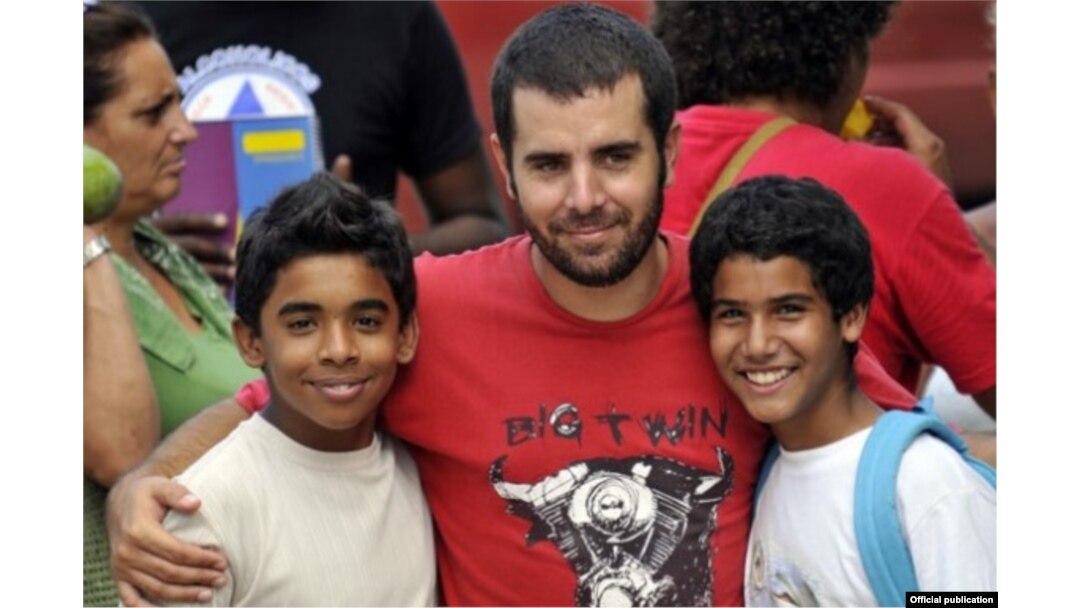 El director Ian Padrón posa con los protagonistas de su filme Habanastation.