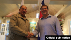 Los presidentes de Panamá, Juan Carlos Varela (der.) y de Costa Rica, Luis Guillermo Solís (izq.) desarrollarán este viernes una mesa de trabajo para fortalecer la cooperación binacional en materia de seguridad y migración.