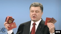 Petro Poroschenko muestra pasaportes de los soldados rusos.