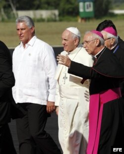 Aranguren (der.) recibió en 2015 al papa Francisco (c), acompañado del primer vicepresidente cubano, Miguel Diaz-Canel.