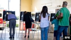 Electores hacen cola para emitir su voto durante los comicios presidenciales en un colegio electoral de Miami, Florida.,