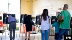 Electores hacen cola para emitir su voto durante los comicios presidenciales en un colegio electoral de Miami, Florida. Archivo