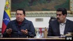 El presidente de Venezuela, Hugo Chávez (i), acompañado del vicepresidente y ministro de Relaciones Exteriores, Nicolás Maduro (d), el sábado 8 de diciembre de 2012.
