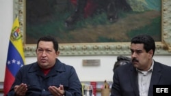 El presidente de Venezuela, Hugo Chávez (i), acompañado del vicepresidente y ministro de Relaciones Exteriores, Nicolás Maduro (d), el sábado 8 de diciembre de 2012.