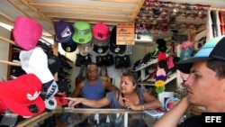 Gobierno cubano acaba con negocios de venta de ropa