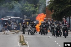 Miembros de la Guardia Nacional Bolivariana (GNB) se enfrentan a un grupo de manifestantes opositores en las inmediaciones de la planta televisiva estatal VTV durante el paro general de 24 horas.