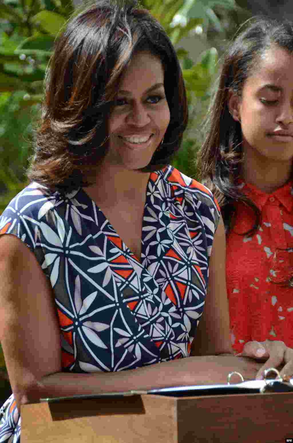 La primera dama estadounidense, Michelle Obama, habla en una ceremonia hoy, martes 22 de marzo de 2016, en la que donó y sembró dos árboles de magnolia, similares a los que florecen en los jardines de la Casa Blanca y un banco de madera para el descanso d