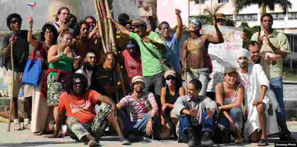 Participantes en la Peregrinación del garabato, realizada por Omni-Zona Franca en La Habana.