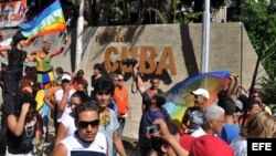 Un grupo de homosexuales camina por una céntrica avenida de La Habana (Cuba).