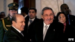 ARCHIVO. Raúl Castro saluda a su homólogo argelino, Abdelaziz Bouteflika.