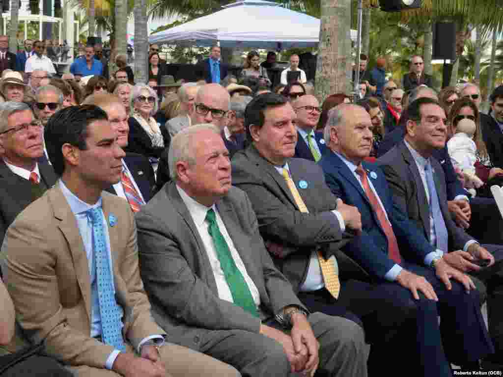 Ex alcaldes y comisionados de la ciudad de Miami, acompañan a Maurice Ferré en su reconocimiento