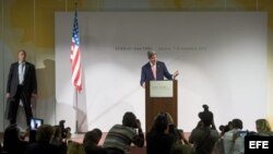 El secretario de Estado de EE.UU., John Kerry, durante una conferencia de prensa en el CICG, en Ginebra, Suiza, tras la clausura del cuarto día de las conversaciones nucleares a puerta cerrada.