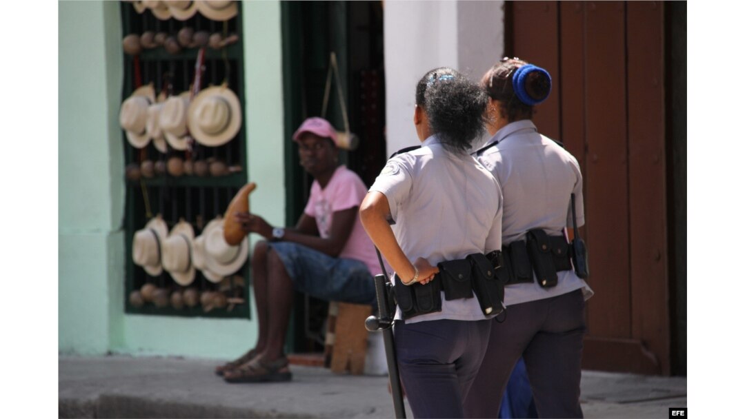 Dos mujeres policías patrullan una calle de La Habana Vieja.