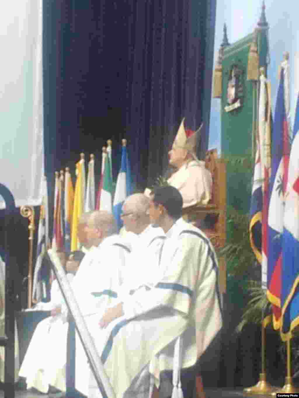 Obispos y sacerdotes en la Misa por la Virgen de la Caridad 