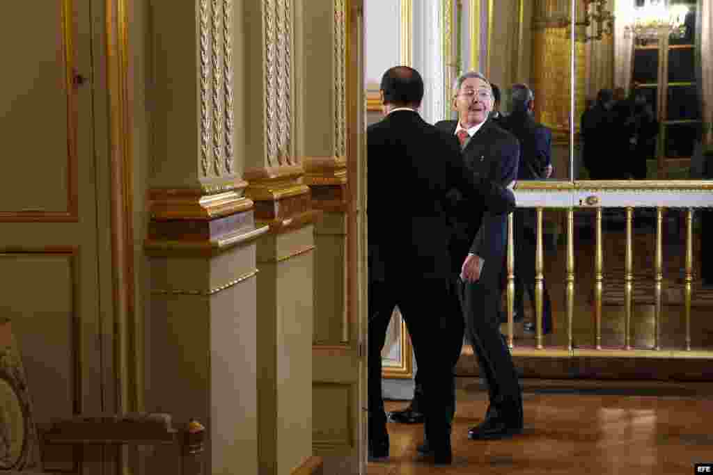 Raúl Castro (d) de camino a la rueda de prensa junto a su homólogo francés François Hollande (i) en el palacio del Elíseo en París, Francia hoy 1 de febrero de 2016. 