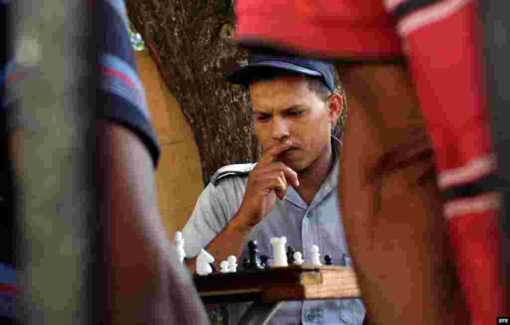 Un policía juega ajedrez en un parque de Santiago de Cuba.