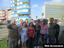 Varios activistas cubanos al salir del curso de Periodismo ofrecido por la Oficina de Intereses en La Habana.