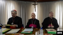 El monseñor Diego Padrón, acompañado del cardenal Jorge Urosa Savino (i) y el obispo Prieto Parolin en la ciudad de Caracas (Venezuela). 