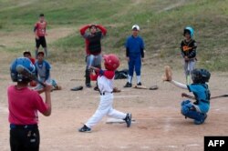 Práctica de béisbol en Cuba.